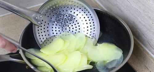 土豆别炸薯条了,教你新吃法,不蒸不炒不用烤,出锅瞬间被扫光!