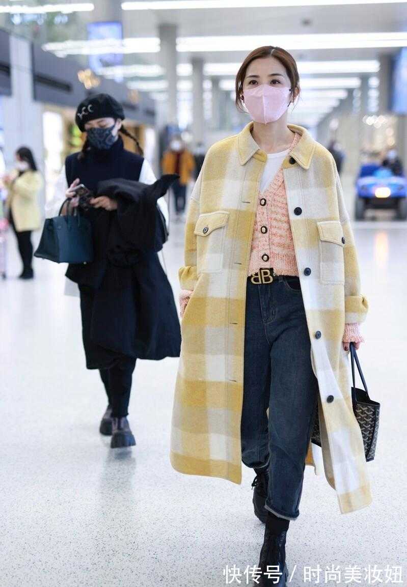 小姐姐 阿Sa也太会穿了吧!黄色格纹大衣叠穿针织开衫,甜美又洋气
