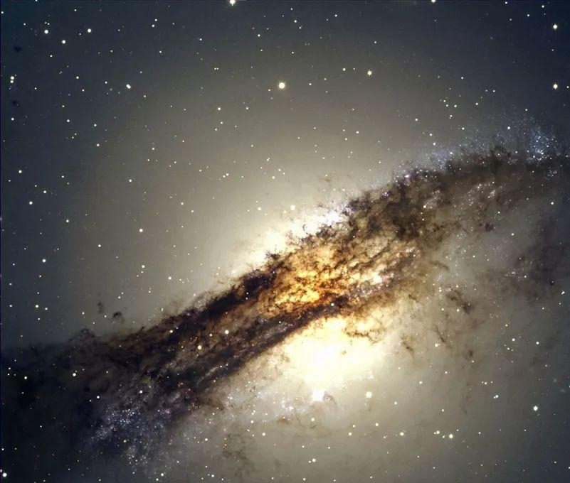 科学家在银河系中心发现数百颗新生恒星,就在超级黑洞的旁边!