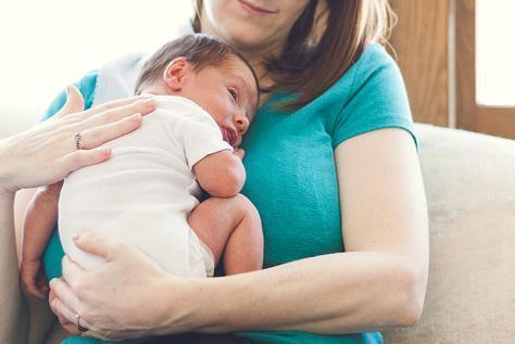 喂奶|照顾新生宝宝,老人容易掉入几个陷阱,爸妈及时阻止以免害了孩子