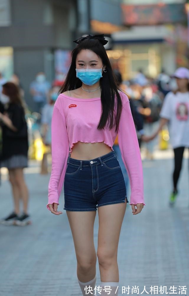 搭配 夏末初秋穿牛仔短裤,利用粉白配色打造减龄效果,为气质加分!