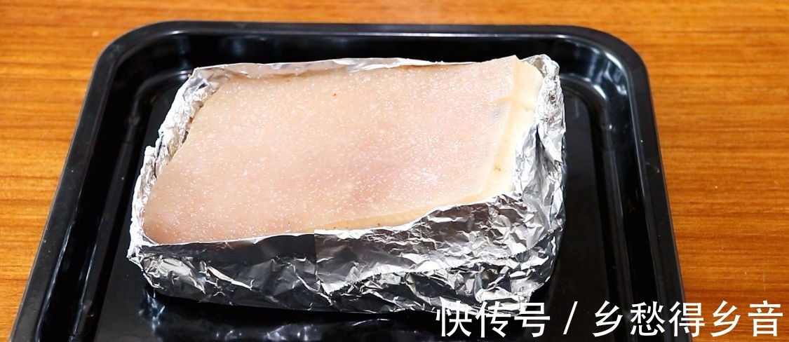 锡箔|脆皮五花肉的家常做法,搭配甜辣酱,开胃又解腻,特别的好吃!