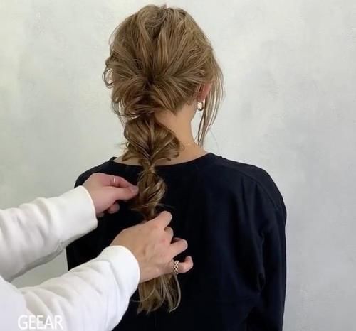 冬日造型不想长发披肩这么累赘?3款特色低马尾马上学起来!