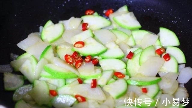 炒土豆丝|土豆别再炒土豆丝了，这种做法才是孩子最爱的，炒一盘都不够吃