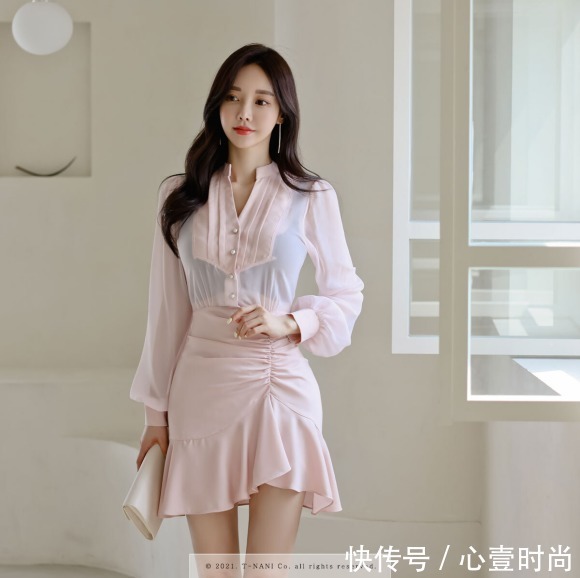 时尚|女神孙允珠时尚搭配：初恋春荷淡雅馨粉微透百褶裙