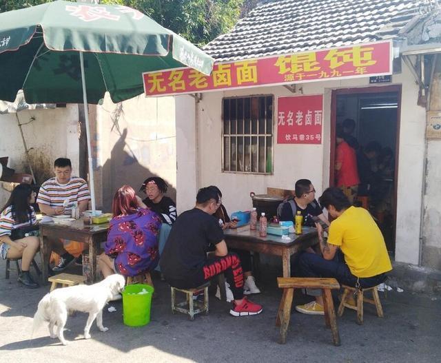 深巷里的老面馆,开了近三十年只有六张桌子,食客面里的肉真多