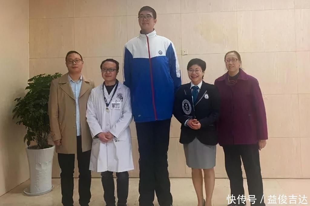 任柯宇|14岁少年身高221米,挑战吉尼斯世界纪录,网友上面空气新鲜吗