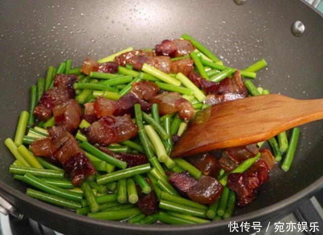 炒腊肉又硬又肥腻？炒前多加两步，鲜嫩美味口感好