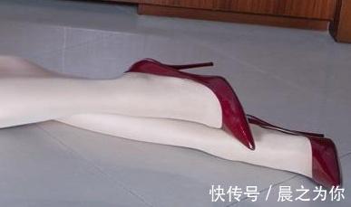 鞋面 尖头细跟鞋凸显高挑身材,看起来独具一格!