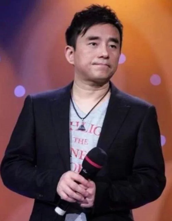 著名歌星吕方与富婆同居了16年被抛弃,现在55岁的他过得怎么样? 著名歌星吕方与富婆同居了16年被抛弃,现在55岁的他过得怎么样?