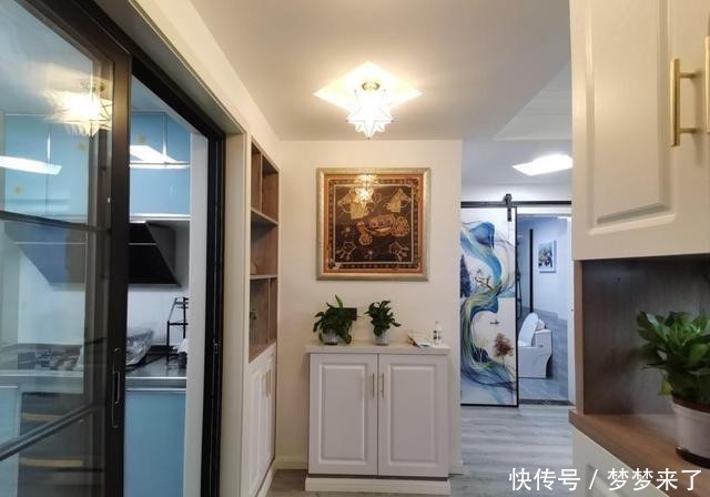 卡座|看她家极简装修，全屋舍弃吊顶，电视墙不做造型，还没家具很漂亮
