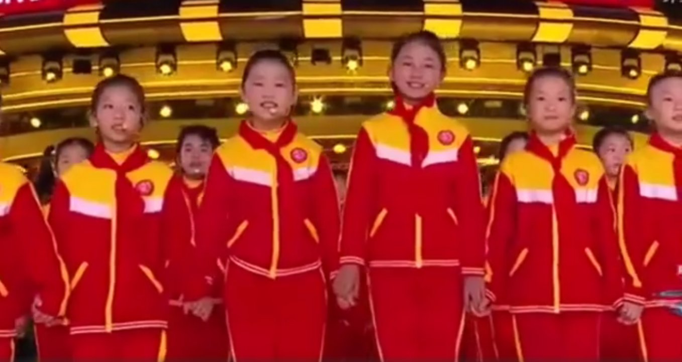 不受风波影响！何炅跨年晚会仍居C位，和魏大勋录节目热聊心情好