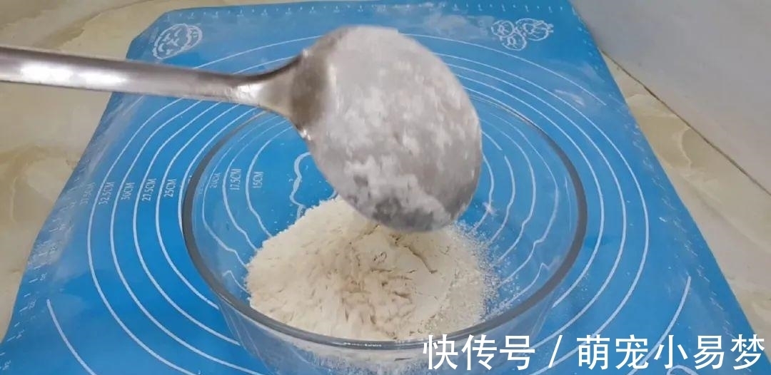 面粉这样做才好吃，撒2把芝麻，外皮焦脆又香甜，比面包烧饼好吃
