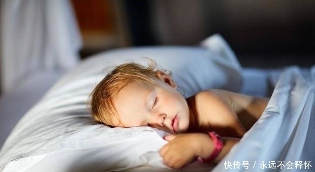 孩子|睡前的几种习惯,可能会悄悄“偷走”孩子身高,14岁后恐难再长个