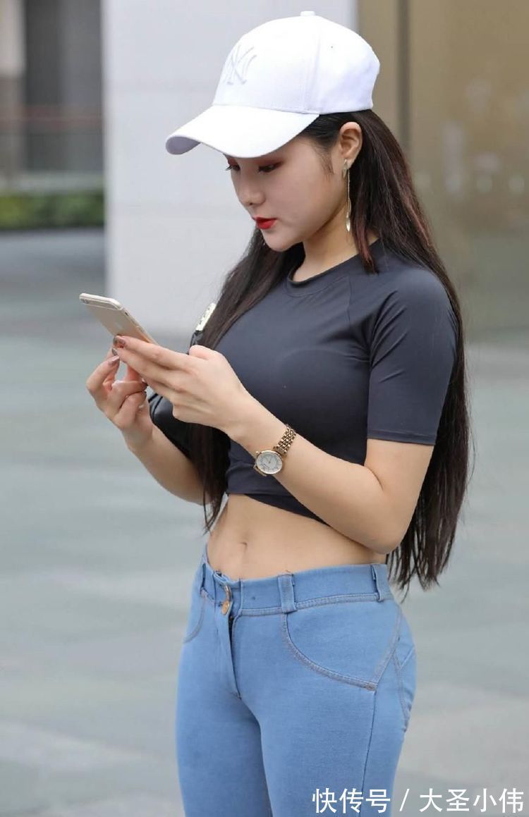 穿搭|美女街拍:碎花连衣裙,在这位美女身上出来,优雅气质散发