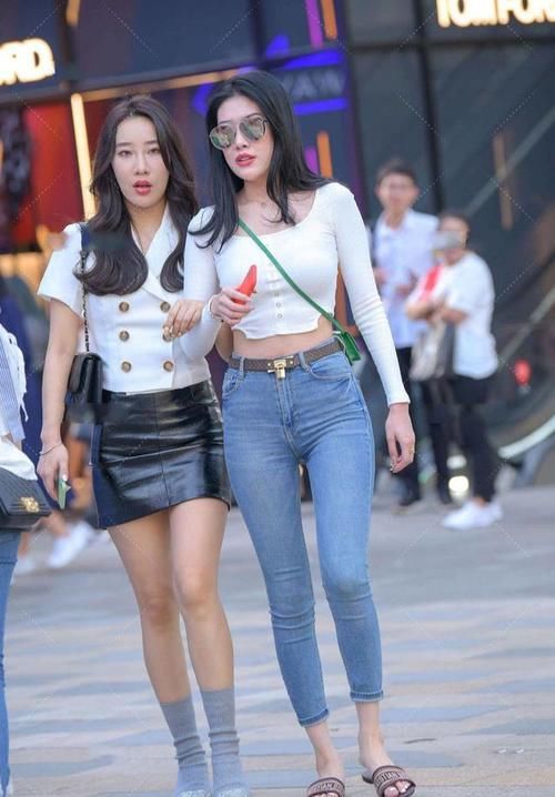 魅力|白色明亮又百搭，搭配紧身牛仔裤休闲舒适，尽显个人魅力