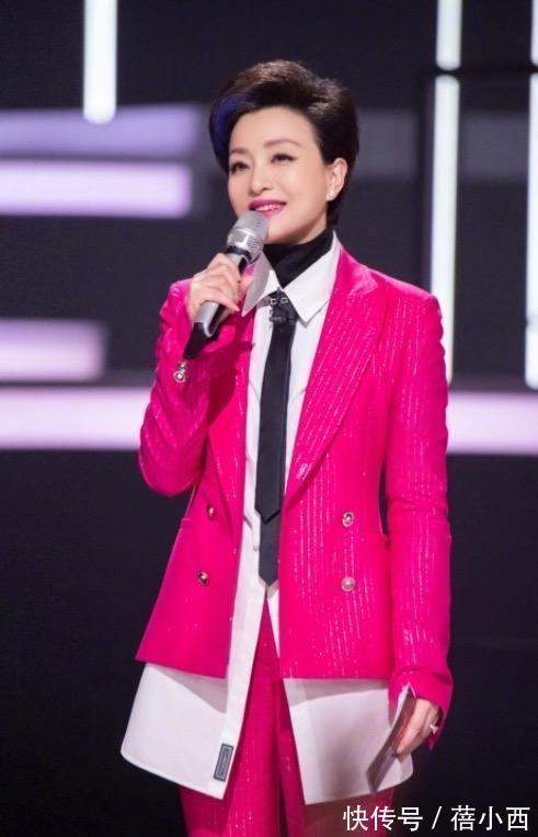 西装|杨澜穿衣从不“装嫩”,穿黑西装内搭白衬衫,骨子里透着高级感