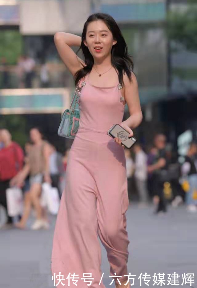 矮个子女生粉色连衣裤+粉色细高跟,尽显俏皮气质