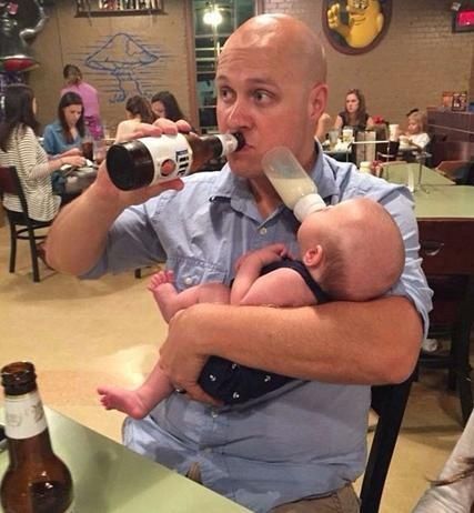 乐乐爸|宝爸带娃去拿快递,回来却是孩子扛着快递,妈妈看到后哭笑不得