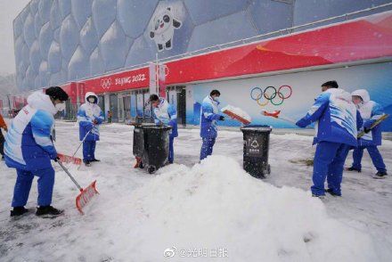 志愿者|冬奥志愿者在冰立方前扫雪铲冰