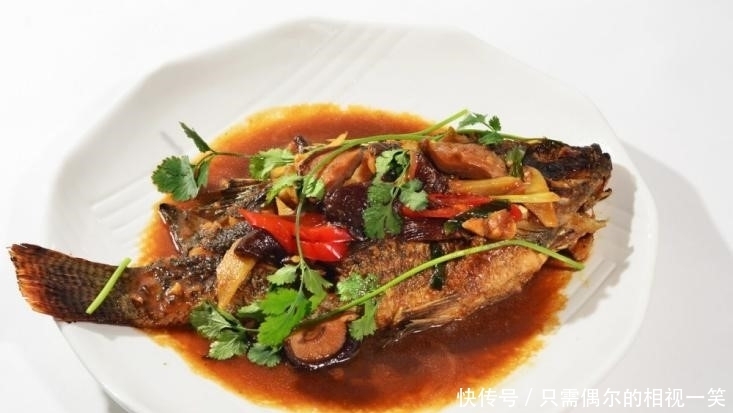  自己做年夜饭让父母放心，5个硬菜花费不到200，一个人也能过体面