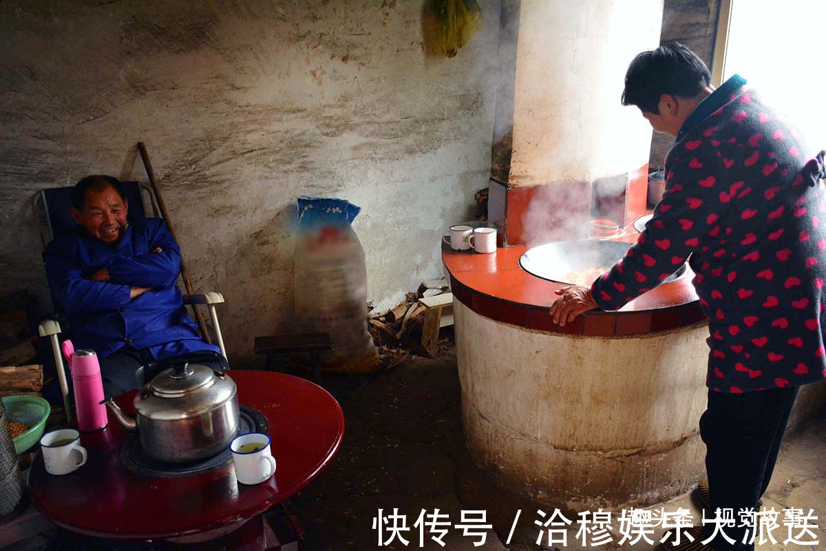 土锅灶|山村68岁大爷行动不便，老伴在家做美食，全给儿媳妇吃