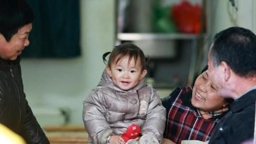 舅舅|帅气舅舅偷亲了小外甥女,宝贝接下来的动作,舅舅觉得好温暖