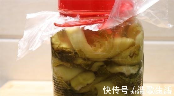 秘方|妈妈30年腌酸菜的秘方，5天就能吃，又香又脆口，放一年都不坏！