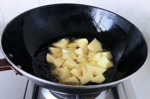 地三鲜,用长茄子还是用圆茄子区别很大,这样做不油腻,超下饭