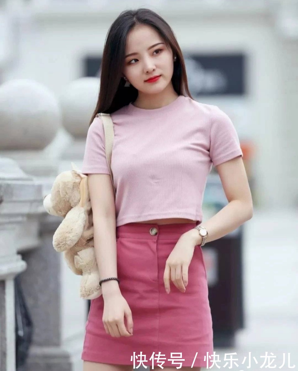 更显|休闲时尚的微胖小姐姐,短T搭配A字裙,尽显独特的魅力