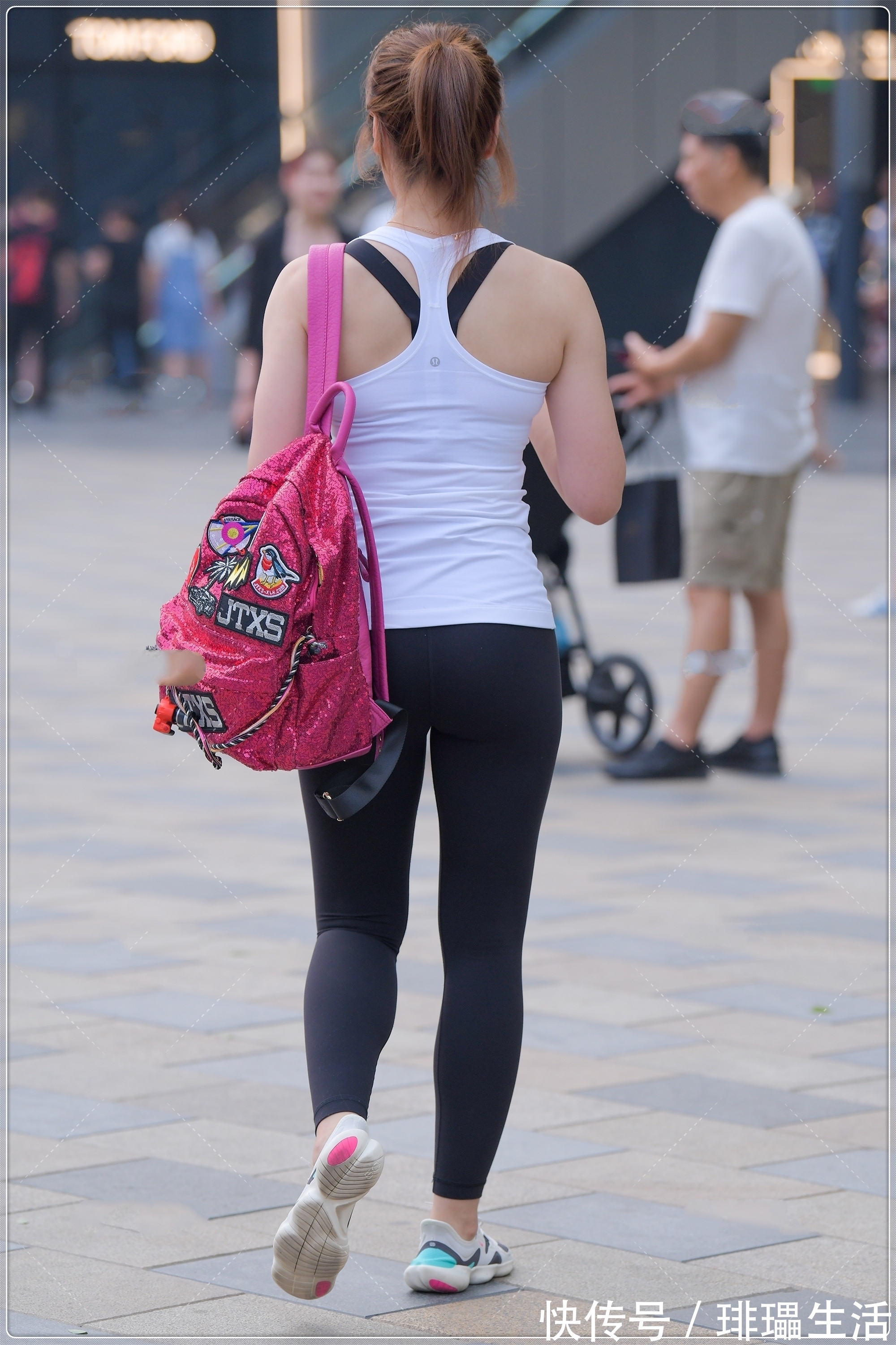 小姐姐 白色无袖短袖,活力十足,清新感扑面而来