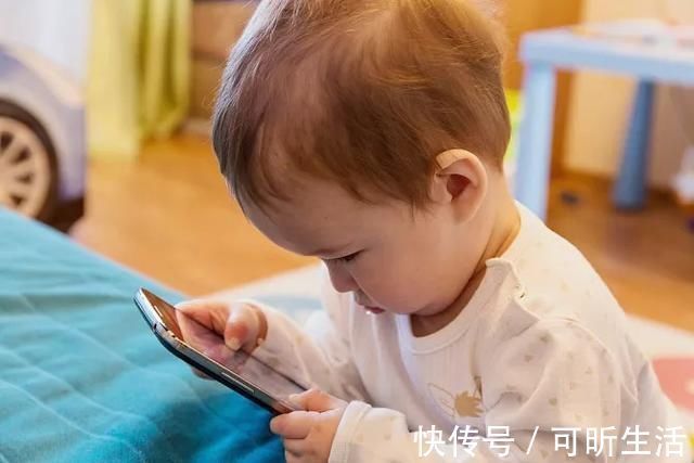 王女士|妈妈,我想玩手机,两位妈妈不同的回答,决定了孩子不同人生