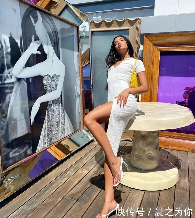 ventur西班牙“狂野派美女”Ventura,最喜爱撸铁健身,常与猛兽相伴!