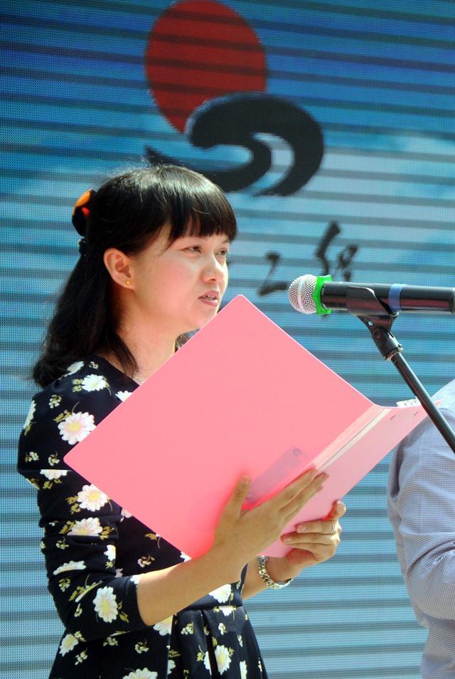 解海龙@30年前,那个希望工程“大眼睛女孩”被国家大力培养后,现状如何?