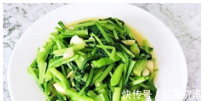 不管炒什么青菜，掌握1个小技巧，菜叶绿得发亮，不变黑