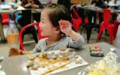 暖心|萌娃“掩耳盗铃”式偷喝饮料走红,一旁奶爸宠溺的眼神超暖心