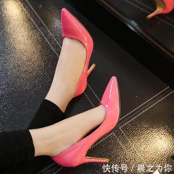 细高跟鞋 尖头细高跟鞋,延展小腿的线条,散发浓浓女人味