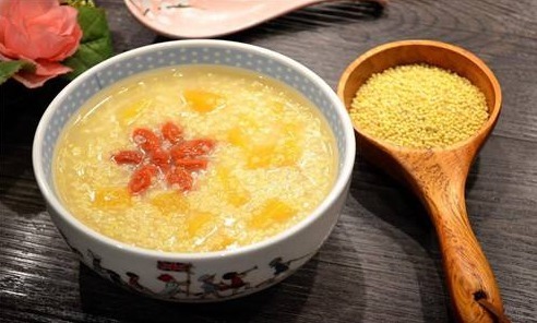 鲤鱼|湿气重的人坚持每天吃4种食物,可排出体内湿毒,更好保护身体