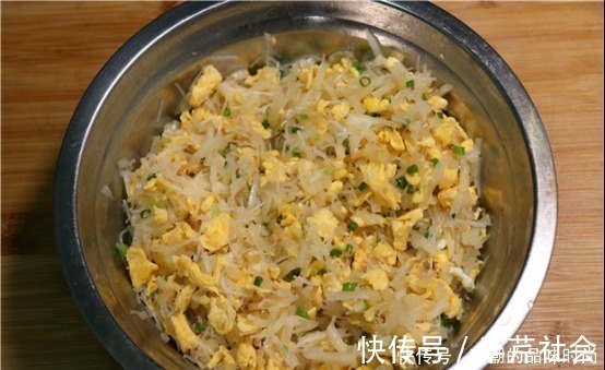 面粉|萝卜菜盒子这样做太香了,皮薄馅大,凉了也不会硬,比韭菜盒子香