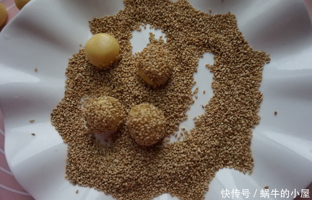 这款小零食香酥可口,做法简单,家里可以多备点,孩子很喜欢吃