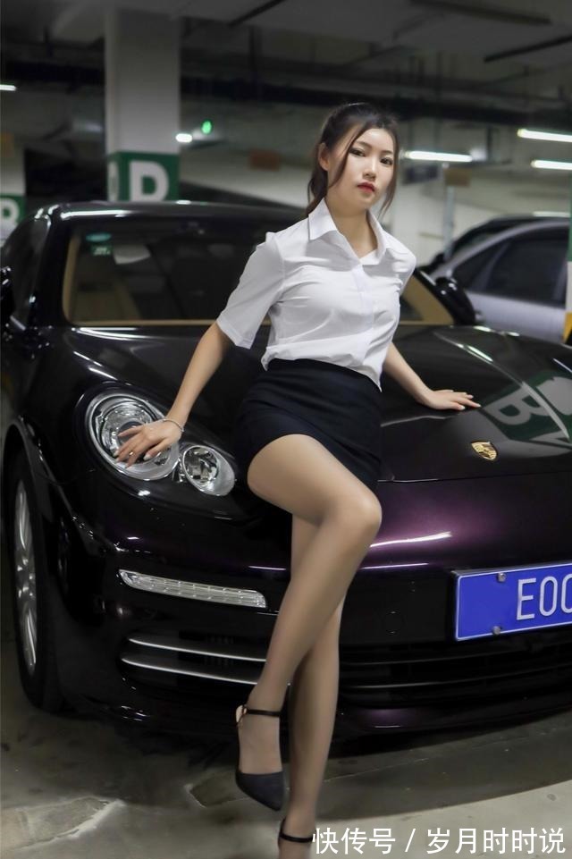 白衬衫 冷白色的短袖衬衫,搭配黑色的短裙十分的干练,日常上班都可以!