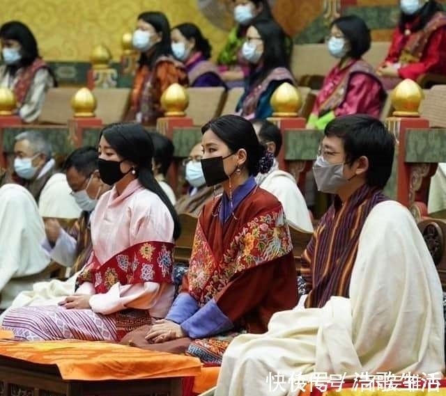 爱情故事|不丹王后罕见换发型好惊艳!盘发超美,却被身边不丹公主抢了风头