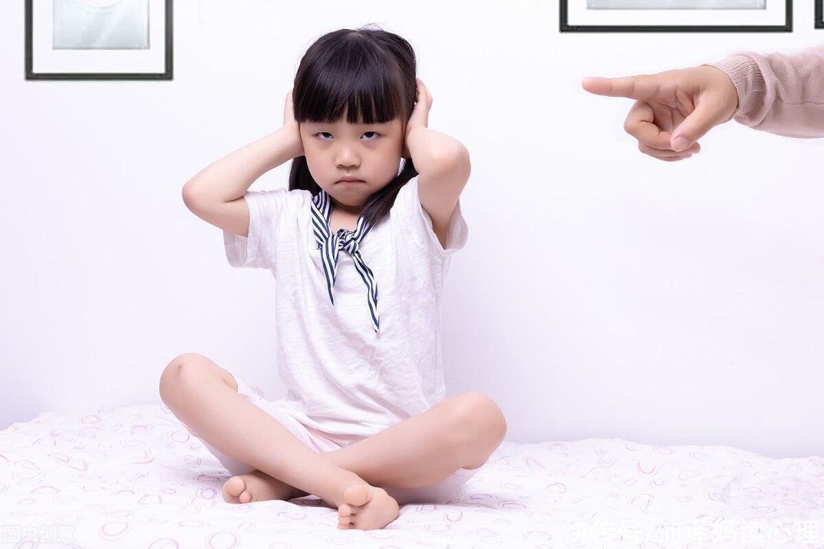 棒棒糖|妈妈夸小朋友的裙子好看，女儿就委屈地哭了