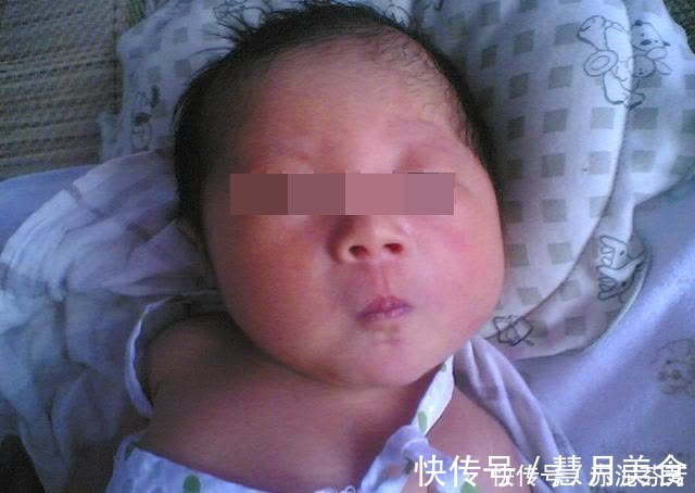 安静了|新生儿“伸手”找妈火了，刚出生就要妈妈抱，网友直呼太暖心