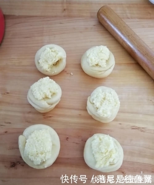 面粉这样做,只要一个蒸锅,比馒头松软香甜,吃一次就会喜欢上它