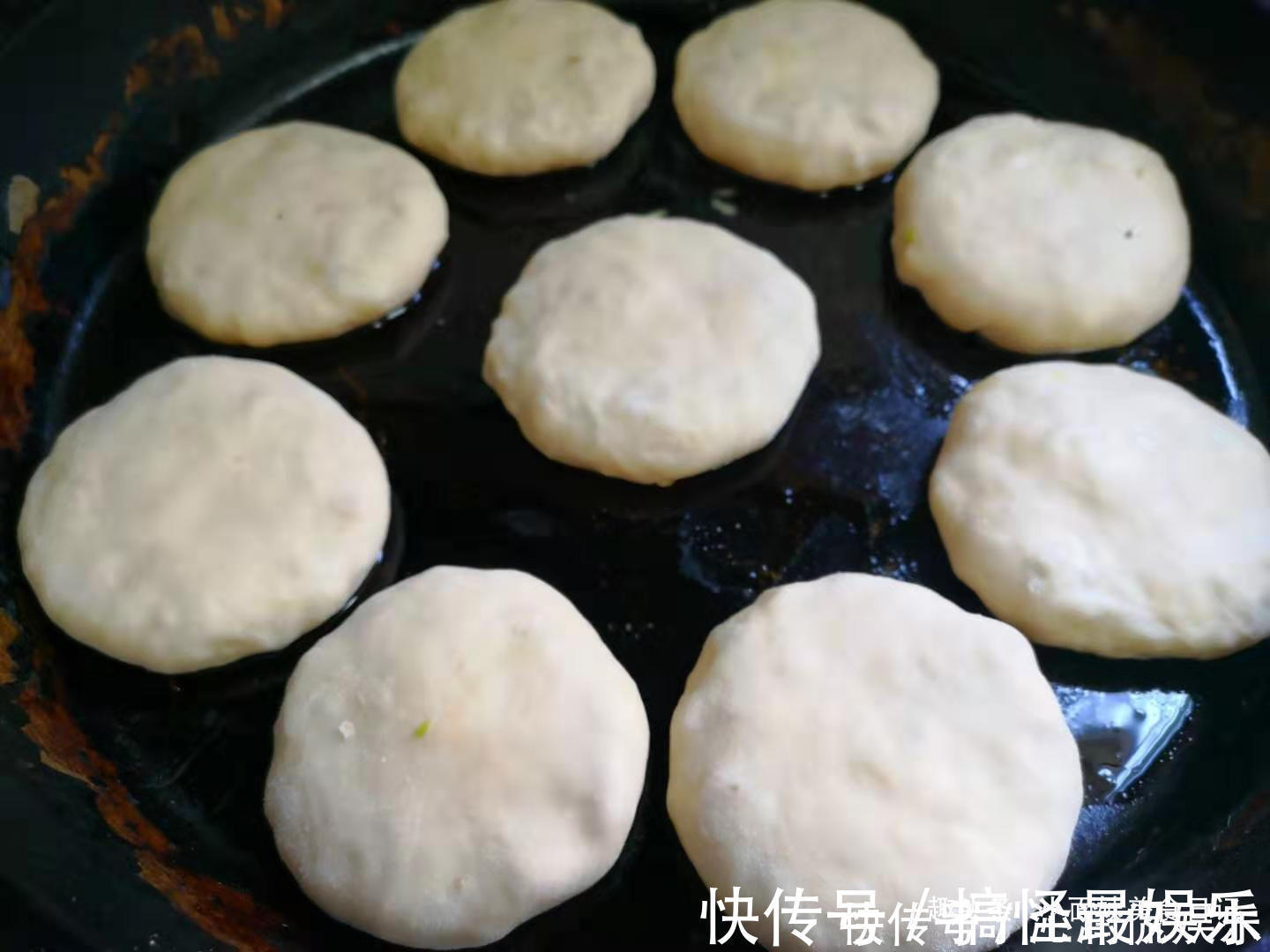 包菜|冬季,我家最爱这馅饼,又薄又软,一口气吃了四个还觉得不过瘾!