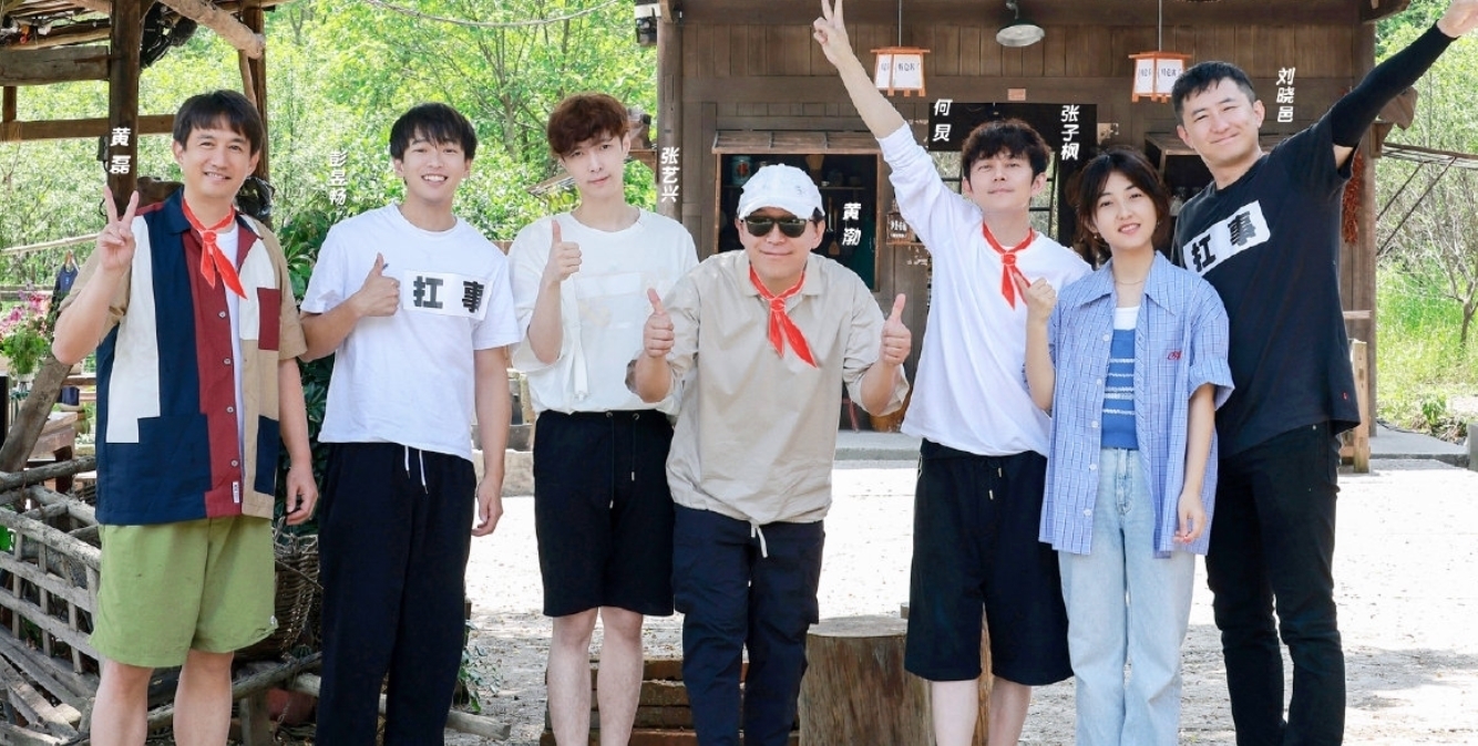 《向往5》收官海报,两位嘉宾地位却不同,从站位就可以看出来