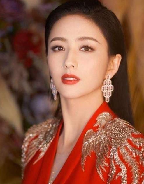 脸上有这5个“特性”的女生，平时都非常有气质，即便素颜也非常好看