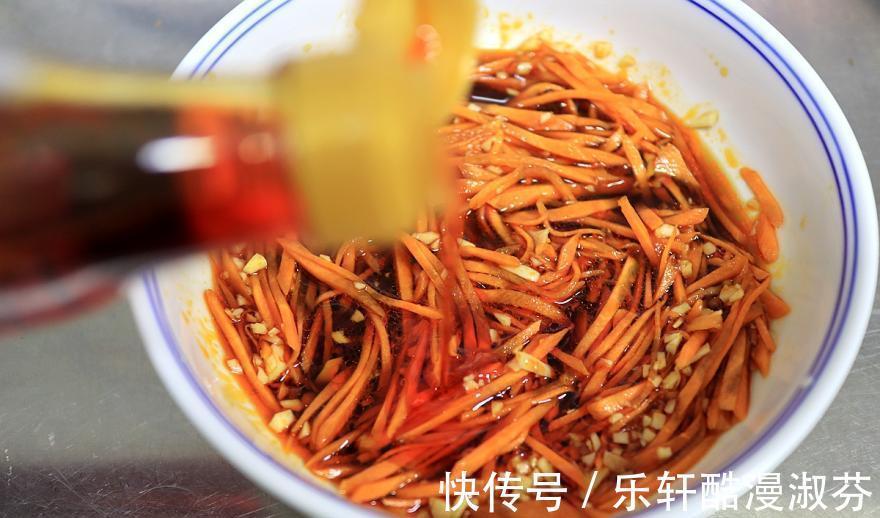 草酸|菠菜别总炒着吃,拌一拌,5分钟就上桌,家人抢着吃