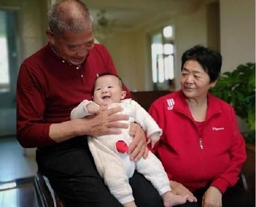 女儿|“我退休金上万,不用子女帮”,六旬老太生下女儿后,现在如何了